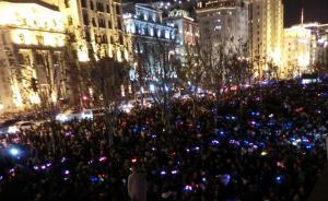 踩踏亲历者：观光平台上下两股人潮互不相让，警察也被挤出去