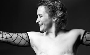 她們勇敢地半裸身體，時(shí)尚攝影師鏡頭下的女性乳腺癌傷痕