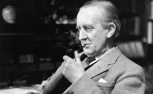 托爾金痛恨戰爭，他在《魔戒》系列里寫下了那些悲憫的句子