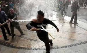 东莞小区建隔离墙起冲突：数十业主与施工方高压水枪对射