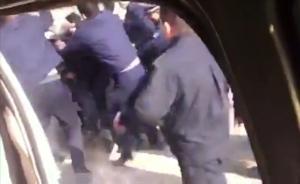 湖北城管冲上警车打断男子5肋骨：4城管投案，副队长被停职