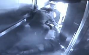 河南陪診者和醫(yī)生廝打時(shí)墜入電梯井雙雙身亡，監(jiān)控視頻曝光