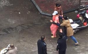 福建環(huán)衛(wèi)工勸阻勿扔垃圾，被勸婦女大怒：先潑水，后動(dòng)拳腳