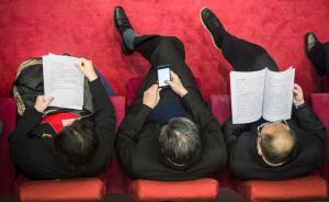 地方兩會低頭族：有人看新聞算數(shù)據(jù)，有人玩游戲看照片