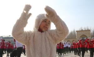 喀什清真寺前万人跳“去极端化”小苹果：你是我的小呀小甜瓜