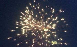 離別時(shí)刻：選擇夜里走，看不見家人流淚，爸爸燃起了送行煙花