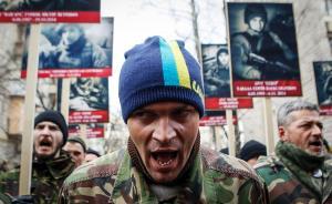 早安，全世界都在看↑前總統(tǒng)犯法，被警察拽上法庭接受審判