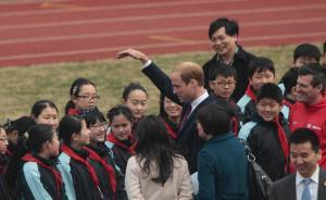 先和孩子踢球又為留英校友頒獎，威廉王子變身“教育大使”