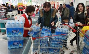 蘭州自來水被曝有異味，市民不信官方回應(yīng)繼續(xù)搶購礦泉水