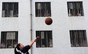 高墻之下的女人