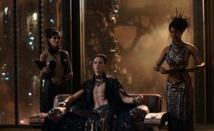 《木星上行》是个大杂烩，沃卓斯基姐弟激进的哲学观转向保守