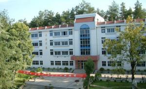 杭州一名高一學(xué)生在教室內(nèi)持刀砍傷三位同班同學(xué)后墜樓