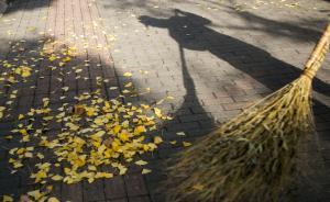 山東泰山六旬環(huán)衛(wèi)工死在垃圾桶旁，家屬稱其曾阻亂倒垃圾遭毆