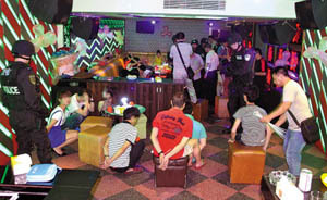 東莞豪華夜總會(huì)藏運(yùn)沙船內(nèi)，四十二人吸毒被抓