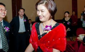 中國女首富周群飛身家已達600億，4億港元現(xiàn)金香港掃樓