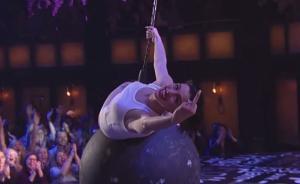 你以为假唱就是对嘴吗？安妮·海瑟薇都变成“女神经病”了