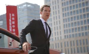 直擊|“卷福”到訪上海推廣英倫文化，頻頻揮手引影迷尖叫