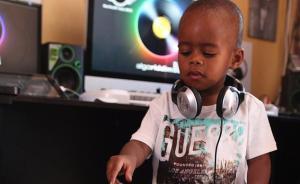 南非兩歲DJ走紅網(wǎng)絡(luò)有數(shù)萬(wàn)粉絲，靠iPad自學(xué)成才