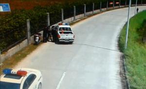 福州民警路遇老人摔倒下車幫扶反被冤，調(diào)監(jiān)控證明清白