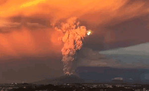 智利活火山時(shí)隔40年突然爆發(fā)，血色天空電閃雷鳴如同特技