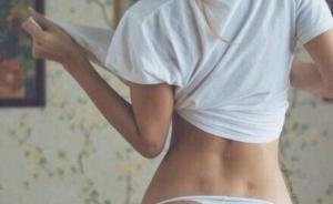 美女你還在秀馬甲線？咱現(xiàn)在都流行曬“腰窩”了