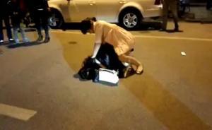 福建妙龄女被当街扒光殴打，警方：不确定是“小三”，在调查