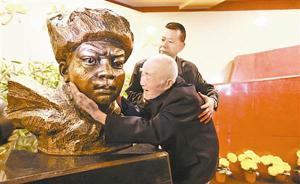 战友力证黄继光堵枪眼：他挣扎着爬到地堡前，猛地弓腰站起来