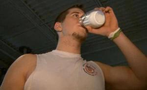 吃雞蛋和蛋白粉都過(guò)時(shí)了？美國(guó)健身圈開始流行喝人奶了