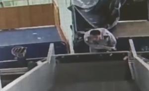 機(jī)場(chǎng)監(jiān)控記錄行李分揀工伸手掏包，VIP旅客被盜6萬元