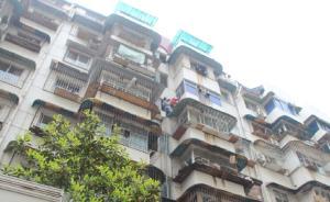 湖北六旬老人翻窗回家被困六樓陽臺外，男子托舉半小時說不累