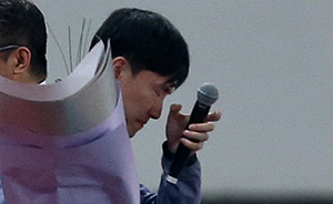 直击| 刘翔退役仪式中转身抹泪，推倒第四栏架向全场致意