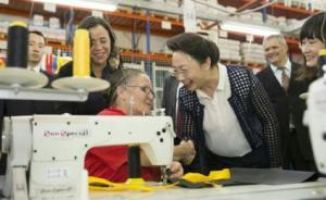 李克強夫人程虹參觀巴西社會工廠，贊賞女工自食其力