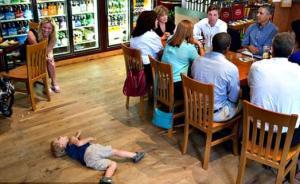 国外那些事|伐开心！小女孩当着奥巴马面趴在地上不肯起来