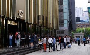 Gucci打折顧客風(fēng)雨無阻排隊4小時，黃牛占位叫價五百 