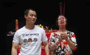 直擊|陳夏影、黃興19年后無罪釋放：跨過火盆，與家人相擁