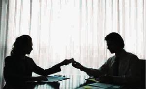 華裔女子幫130多名中國留學(xué)生以“假結(jié)婚”移民加拿大