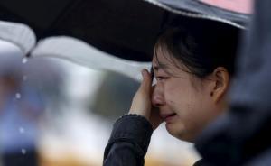 直擊| 長江沉船救援繼續，部分家屬抵達現場望江哭泣