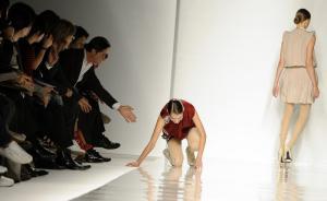 同樣是做服裝：寶姿干不下去了，朗姿的股價卻翻了五倍