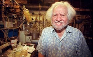 88岁“绝命毒师”去世，被称“摇头丸之父”发明数百种致幻剂