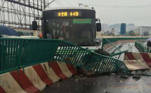 上海44路公交車再出事故撞上隔離欄，一周前曾撞高架立柱