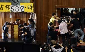 學生撤出“立法院”反服貿(mào)運動退場