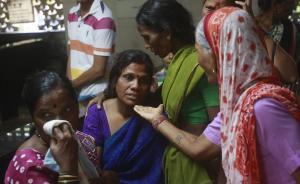 印度私酒中毒案已有102人死亡，警方捕7人繳獲超千升私酒