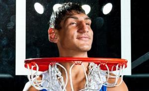 NBA来了个2米18的“印度姚明”，几年前他还在村里种地