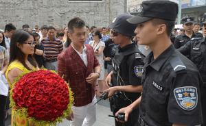 未经备案报批，成都男子率百名亲友当街求婚被警方当场教育