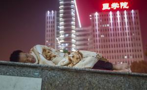 鄭州“超級(jí)醫(yī)院”里的睡客：不舍得住旅館，錢都要用來救命