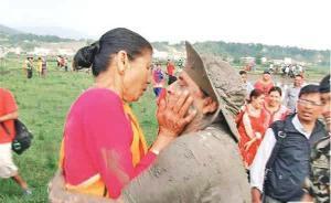 尼泊爾農(nóng)業(yè)部長(zhǎng)熊抱70歲老婦被批后辭職，老婦出面為其說(shuō)情