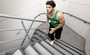 爬樓梯其實不傷膝蓋，現(xiàn)在“垂直馬拉松”已經(jīng)爆紅全球