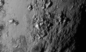 冥王星歷史性特寫照片首曝：有形成不久的山脈，地質(zhì)活動(dòng)活躍