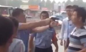 山東臨沂民警推搡中拔槍指男子頭，警方：遭起哄圍攻場面失控