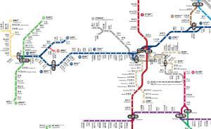 铁路专家解析“民间版32色全国高铁图”：中途换乘可能没票